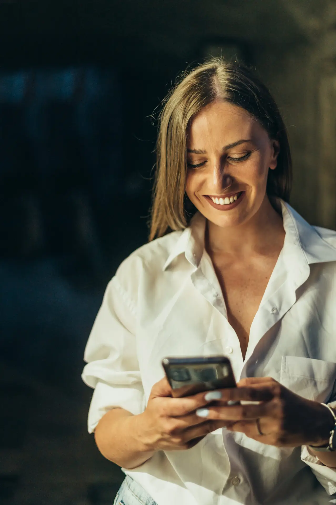 Medarbejder tilgår kvalitetsstyringssystemet fra sin telefon undervejs
