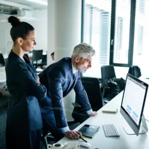 To forretningsfolk kigger på kontraktstyring sharepoint