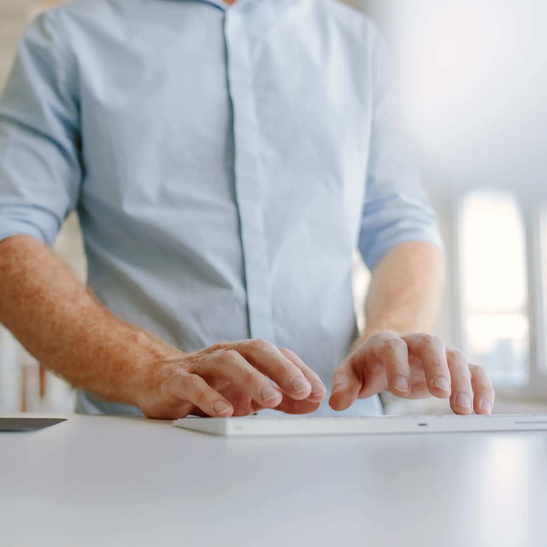 Mand skriver på keyboard og laver digital procesoptimering