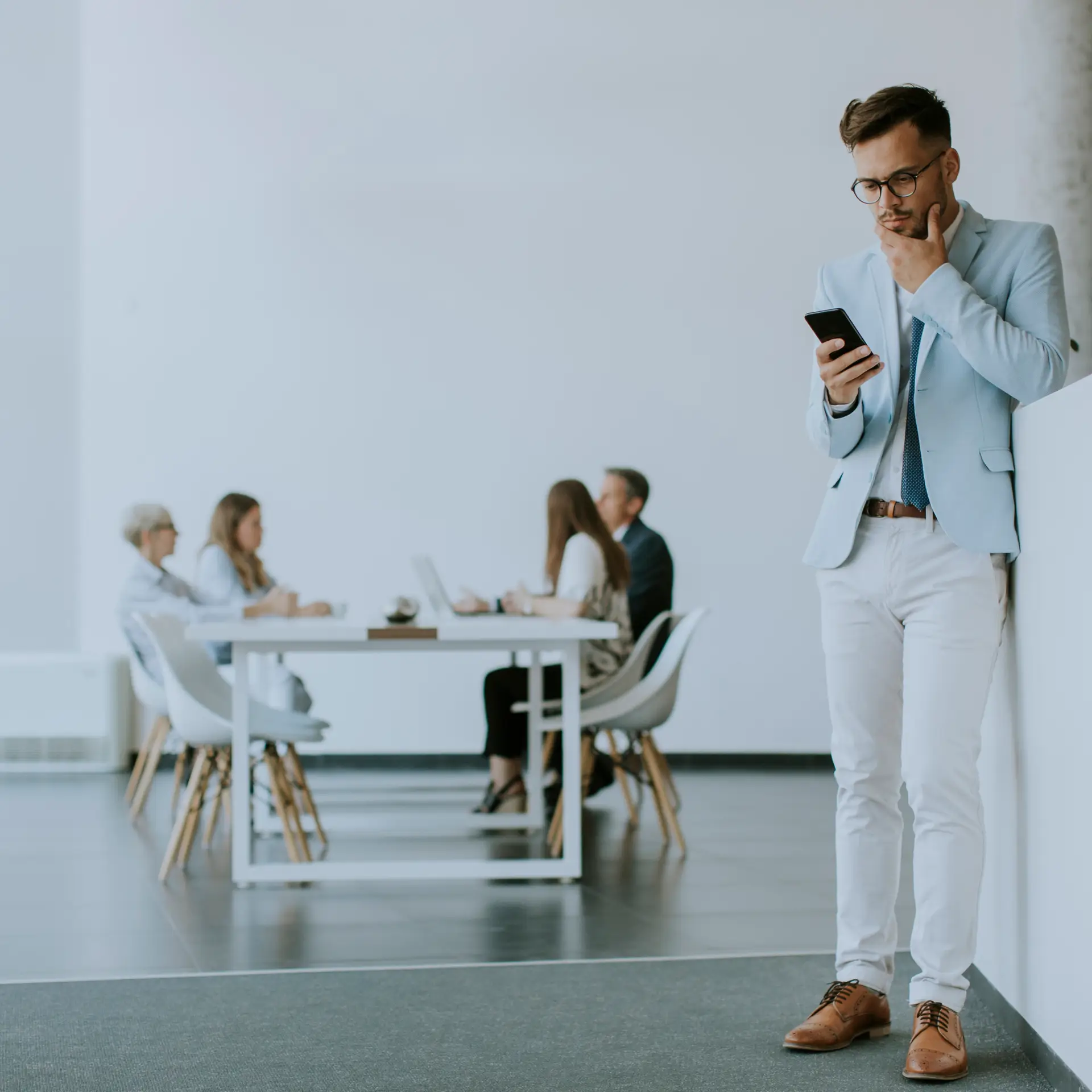 En forretningsmand bruger en løsning på sin telefon, som er lavet med Power Apps