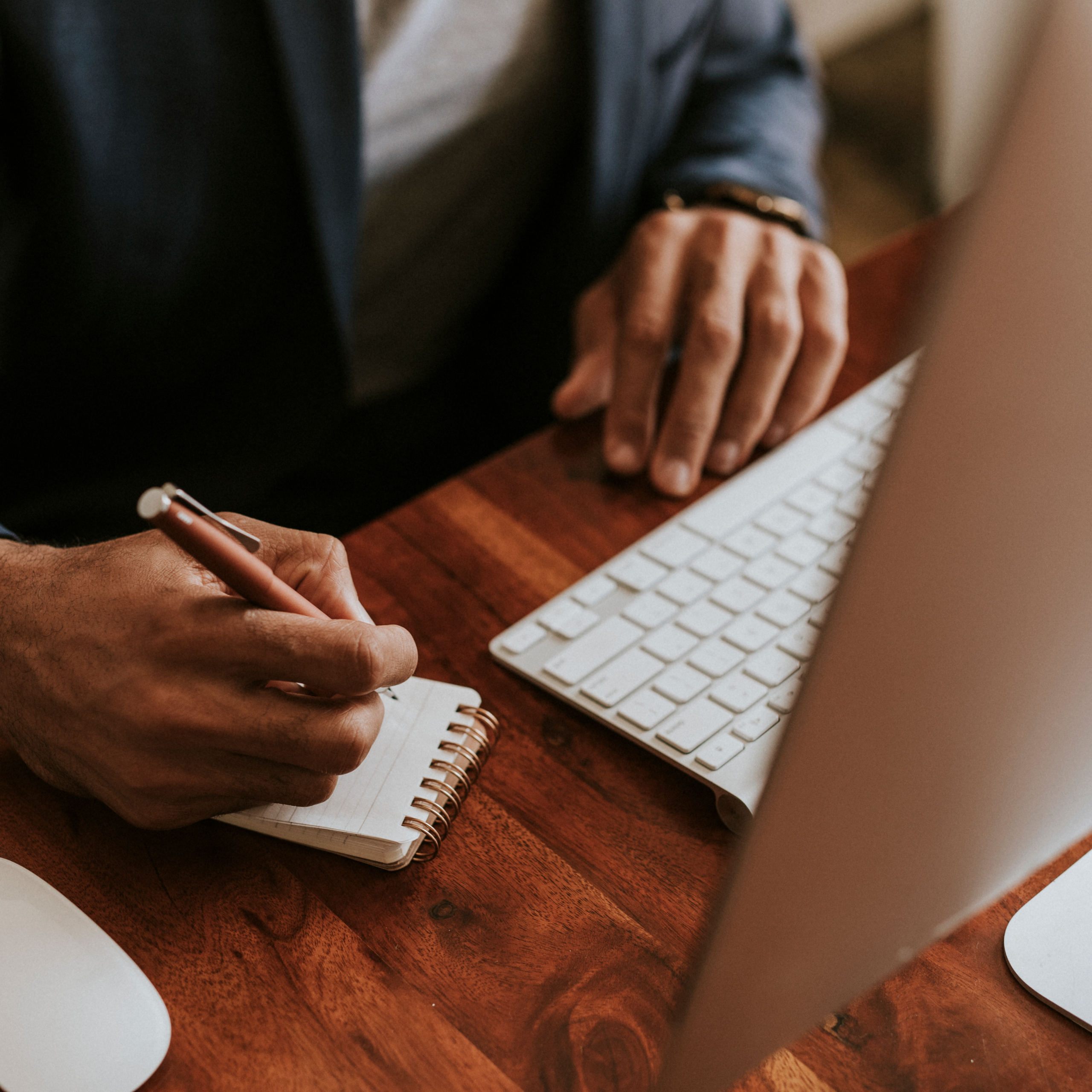 Mand laver dokumenthåndtering på SharePoint ved sin computer