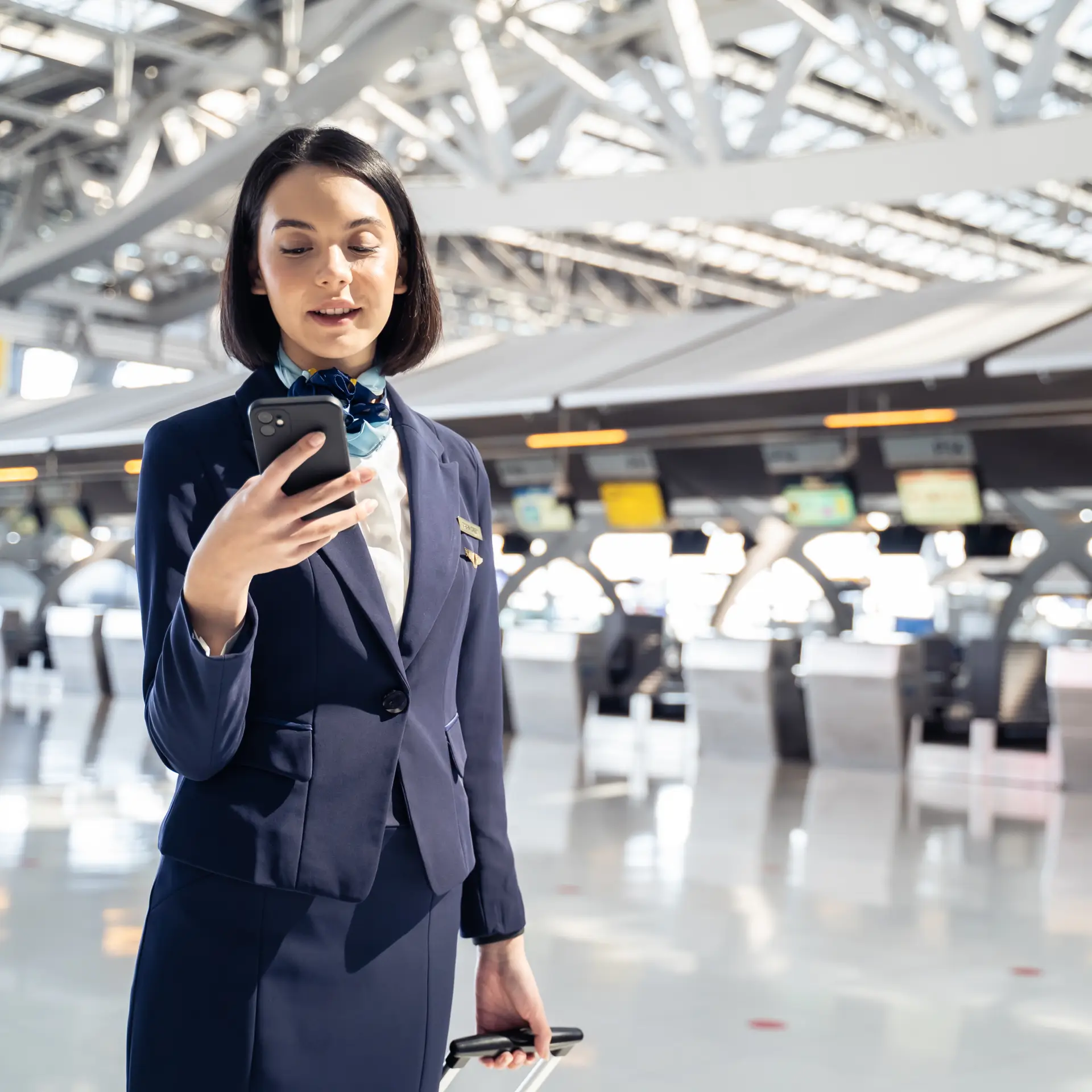 Servicemedarbejder i lufthavnen laver sagshåndtering fra sin mobil