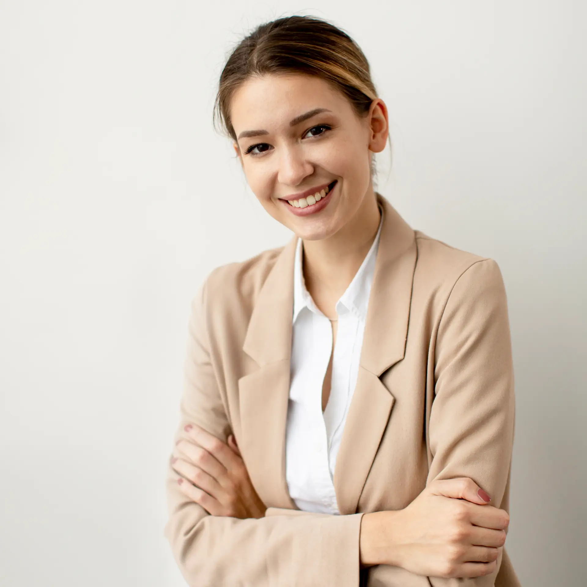 En kvinde smiler hjælpsomt fordi hun gerne vil hjælpe med SharePoint