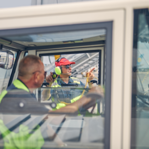 Arbejdere i en lufthavn bruger en løsning med afvigelseshåndtering i SharePoint fra Blue Dock