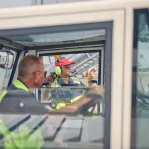 Arbejdere i en lufthavn bruger en løsning med afvigelseshåndtering i SharePoint fra Blue Dock