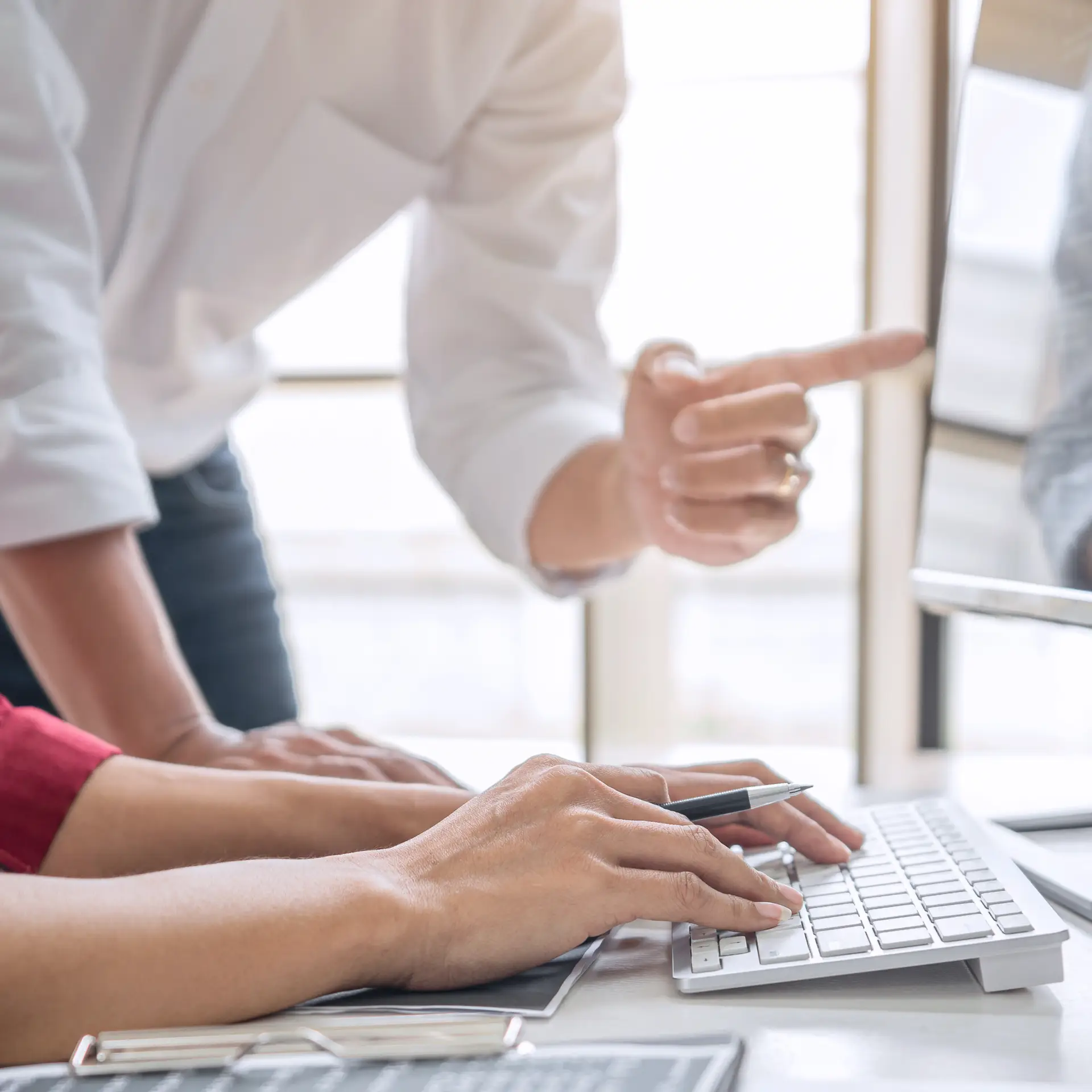 To mennesker på et kontor arbejder med Copilot Agents i en SharePoint løsning fra Blue Dock
