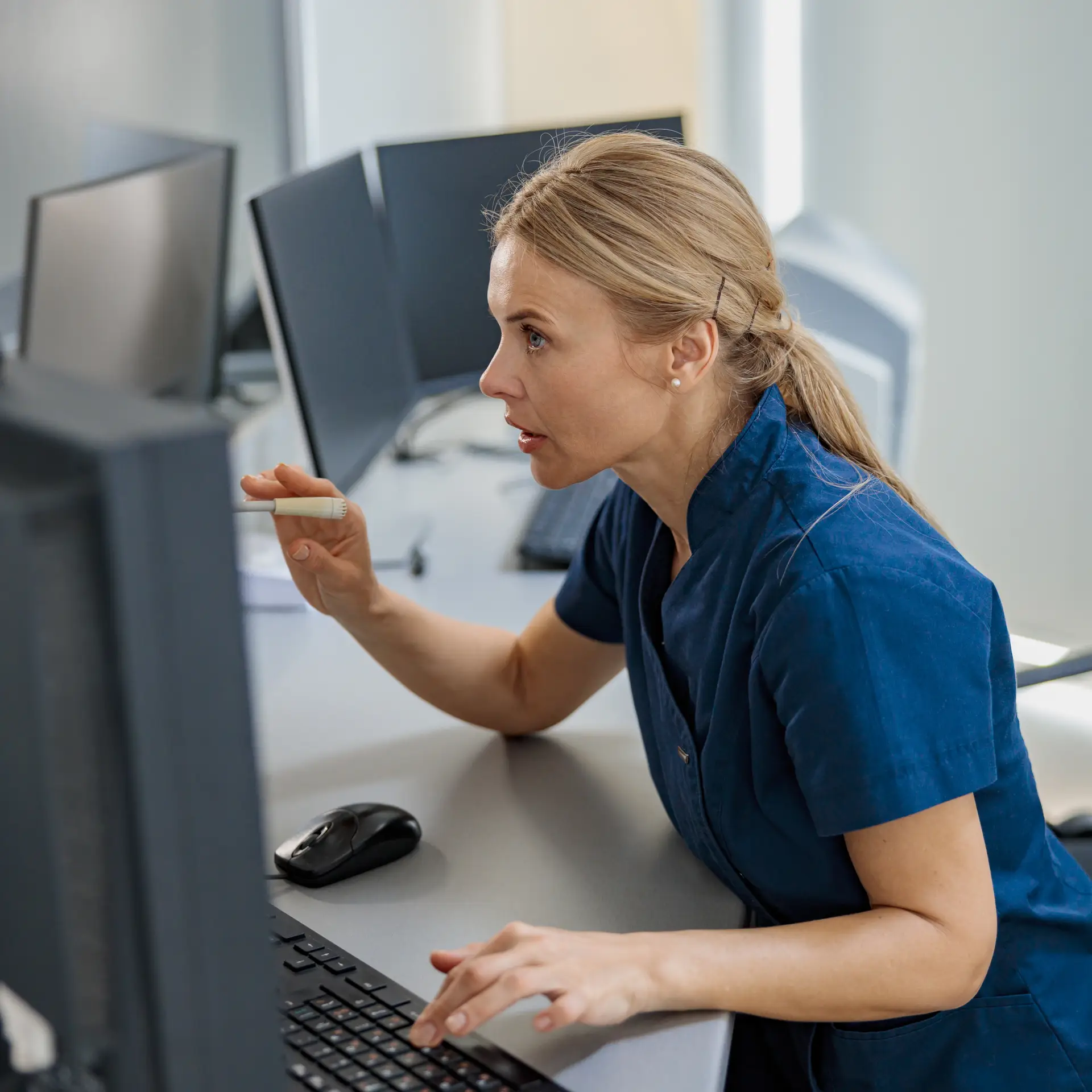 Medarbejder på hospital opdater sin kvalitethåndbog i SharePoint