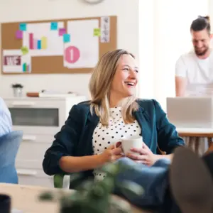 En kvinde på et kontor smiler fordi hun er glad for sagshåndtering i SharePoint fra Blue Dock