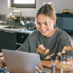 Kvinde arbejder hjemmefra med Copilot for at optimere sit arbejde i tid