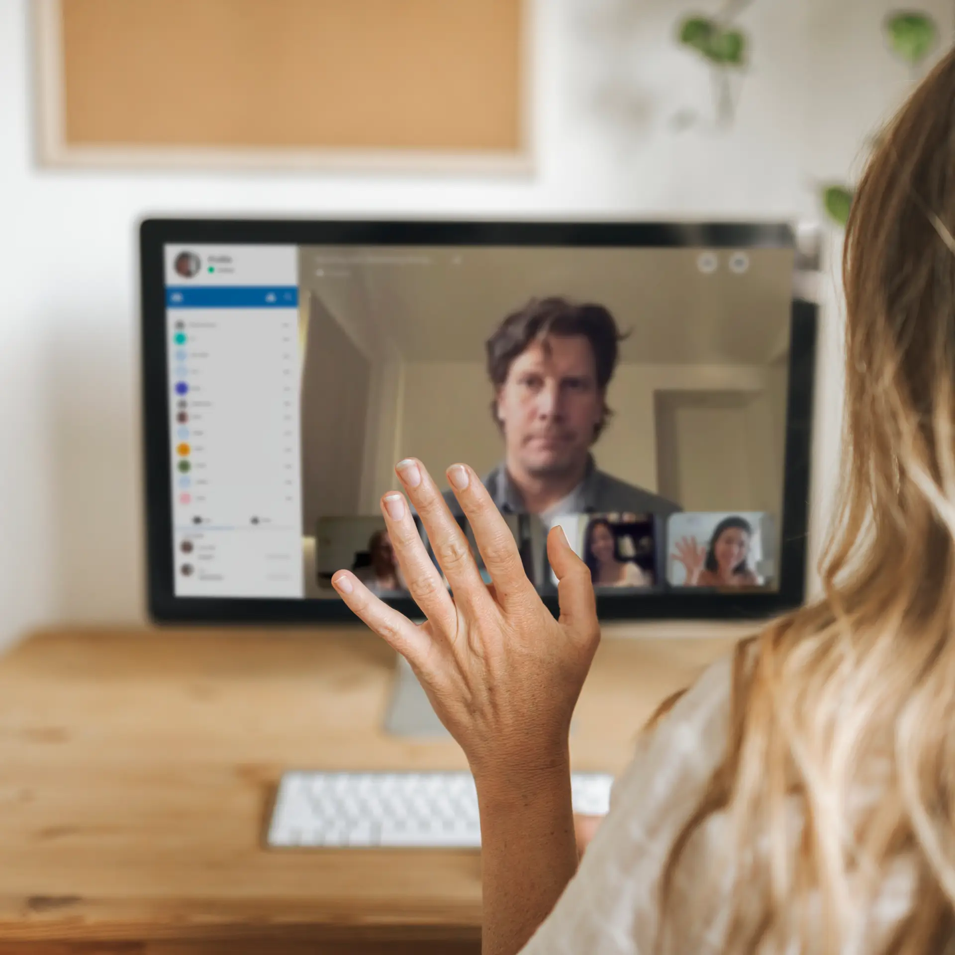 Kvinde i teamsopkald bruger Copilot og har derfor mere frihed til at arbejde hjemme