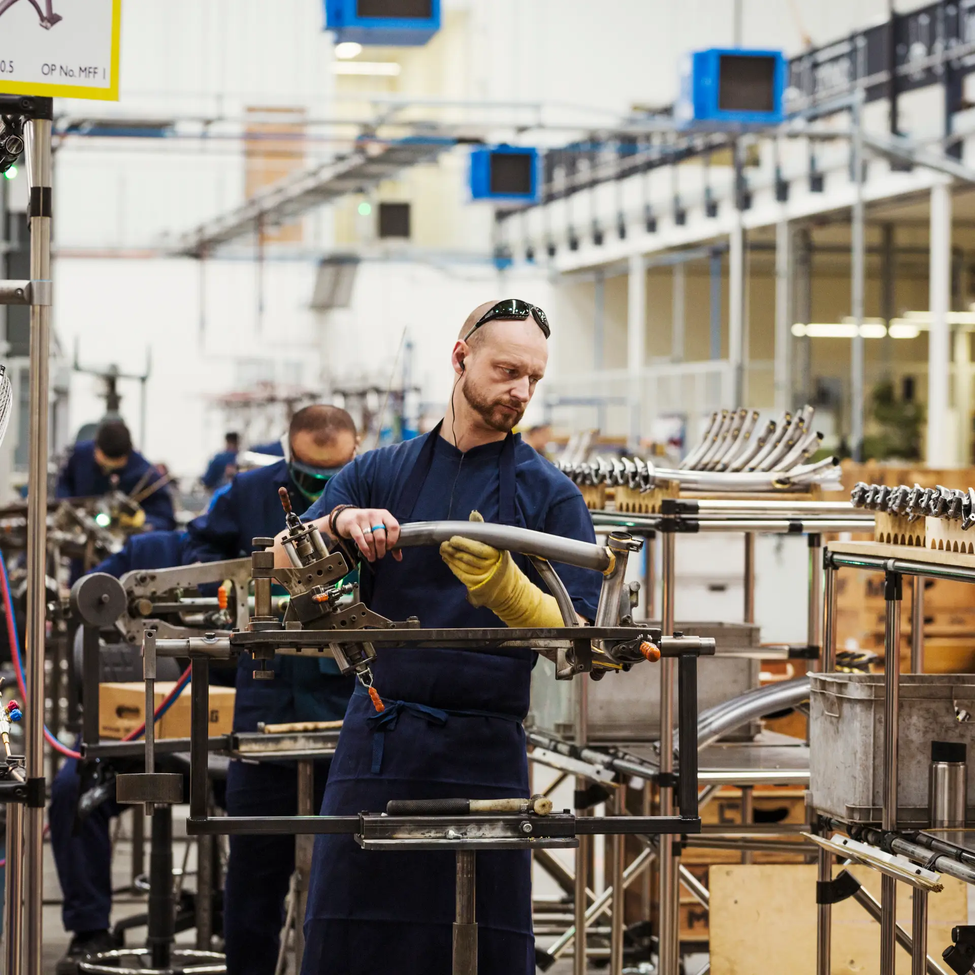 Mænd står og arbejder med metal, mens de gerne vil vide, hvordan Copilot kan gøre en real forskel i deres virksomhed
