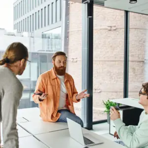 En gruppe mennesker snakker om hvordan de bedst laver et skrift i deres virksomhed fra flows til Power Automate nu når SharePoint 2013 udfases. De vil gerne have rådgivning af Blue Dock.
