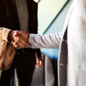 To mænd giver håndtryg fordi Blue Dock og ShareGate har indgået partnerskab.