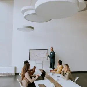 Et team holder møde omkring modernisering af deres virksomhed, her i blandet skiftet fra SharePoint Alerts til Power Automate, og hvordan Blue Dock kan hjælpe dem på vej