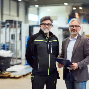 Konsulent fra Blue Dock hjælper med at en leder fra en mellem stor virksomhed med hvordan de kan bruge en kvalitetshåndbog på SharePoint