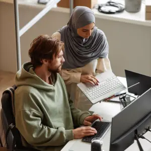 Der er to mennesker, en etableret medarbejder og en ny medarbejder. Den nye medarbejder er under oplæring og det er meget nemmere for hende at blive oplært, når hun har en online kvalitetshåndbog på SharePoint til rådighed, som ar udarbejdet af Blue Dock