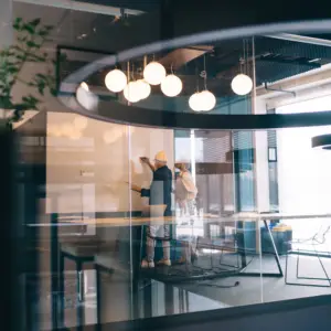 Team drøfter på deres kontor, hvordan de skal implementerer Copilot Studio i deres organisation. De får hjælp af en konsulent fra Blue Dock.