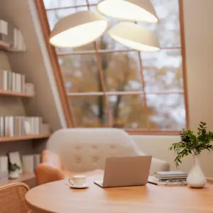 Et hjemme kontor med åben computer skærm med intet menneske, skal symbolisere at du kan bruge Copilot Studio til at have en specialiseret AI agent arbejdende for dig, men du ikke gør