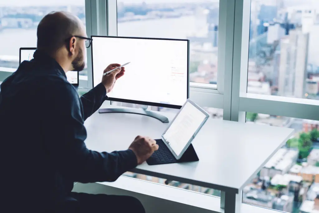 Mand sider og arbejder i sin projektportal fra Blue Dock