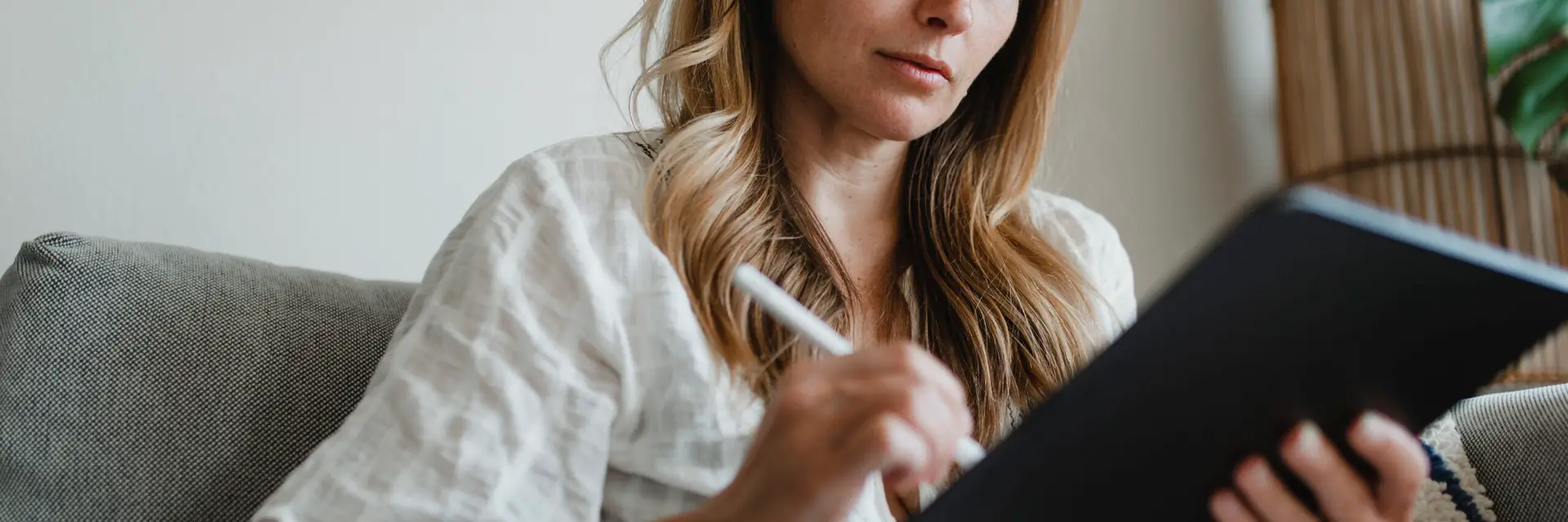 Kvinde arbejder i sin SharePoint HR-portal fra Blue Dock på sin tablet