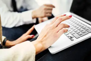 Kvinde skriver på computer på SharePoint