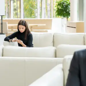 Kvinde arbejder med Copilot Agents i en løsning fra Blue Dock