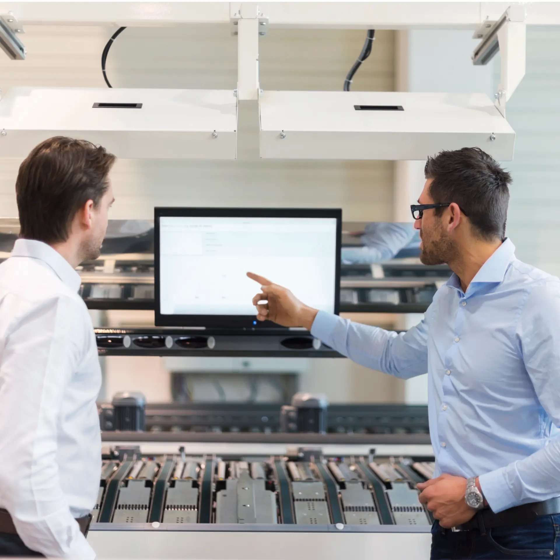 To medarbejdere fra en produktionsvirksomhebruger Copilot i SharePoint til styring af deres kvalitet